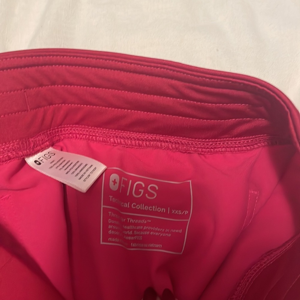 Figs RARE ELECTRIC PINK scrub set - Picture 6 of 7